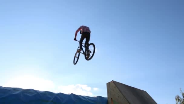 Bicicleta y trampolín durante el campeonato de saltos Big Air Bag de la región de Perm — Vídeos de Stock