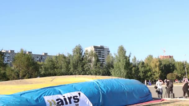 Biciclista gira no ar durante Big Air Bag salta campeonato da região de Perm — Vídeo de Stock