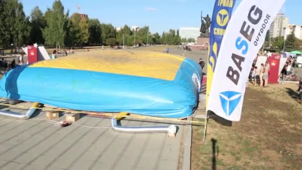 Extrém kerékpárosok ugrik a Big Air Bag során Aeromat ugrik bajnokság Perm régió — Stock videók