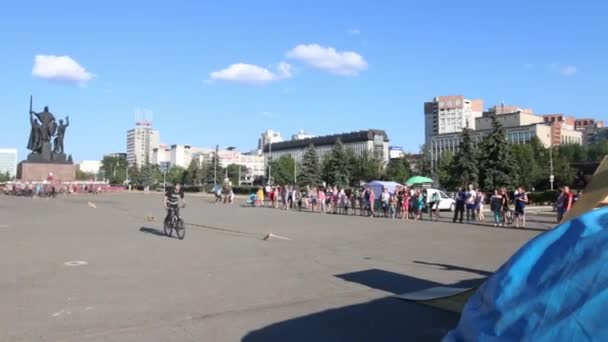 Aşırı bisikletçi büyük hava yastığı içine Perm Bölgesi Aeromat atlar Şampiyonası sırasında atlar. — Stok video