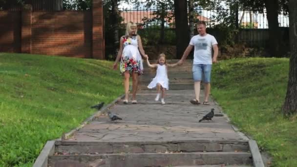 Gravid mor, far, lilla dotter promenad i sommar solig park — Stockvideo