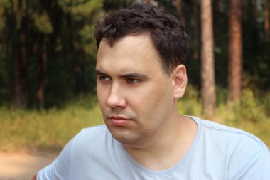 Üzgün bir adam uzakta görünüyor ve güneşli yaz orman, sığ düşünüyor musunuz