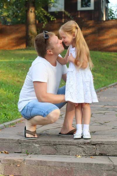 Happy father and his little daughter rub noses in summer sunny p — Stock Photo, Image