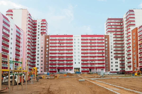 Yeni binanın yanındaki inşaat sahasında inşaat makinaları