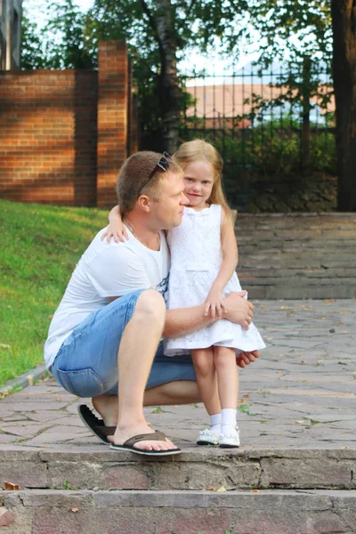 Feliz hija linda posa con su padre en el sol de verano Fotos de stock libres de derechos