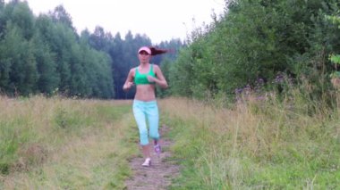 Güzel bir kız var ve geri yaz akşamları forest yakınındaki yolda çalışır