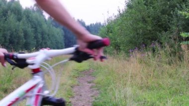 Güzel kız ile bisiklet yolu forest yakınındaki yaz akşamları, geri görünüm devam ediyor