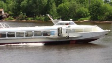 Beyaz yolcu gemi yelken güneşli yaz gününde Nehri üzerinde