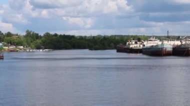 Yaz günü iskelede nehir eski büyük kargo gemileri bulunmaktadır