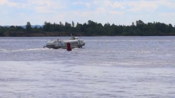 Buque de pasajeros blanco navega cerca de la boya en el río en el día de verano — Vídeos de Stock