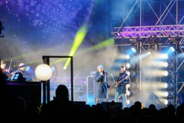 Perm, Rusya - 13 Ekim 2016: Şarkıcı açık sahnede