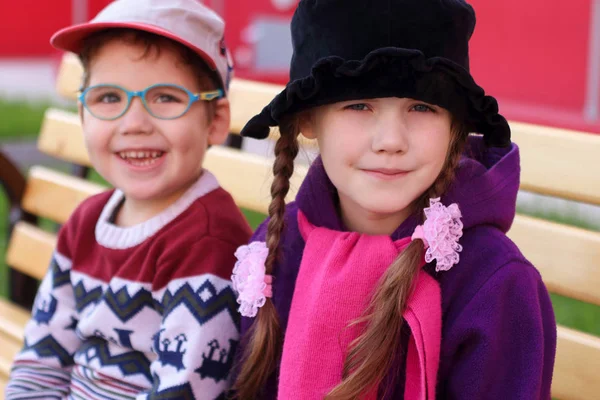 Beaux enfants gais, garçon et fille en vêtements lumineux — Photo