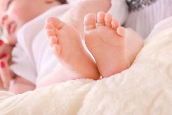 Little baby sleeping sweetly on the bed and his little feet — Stock Photo, Image