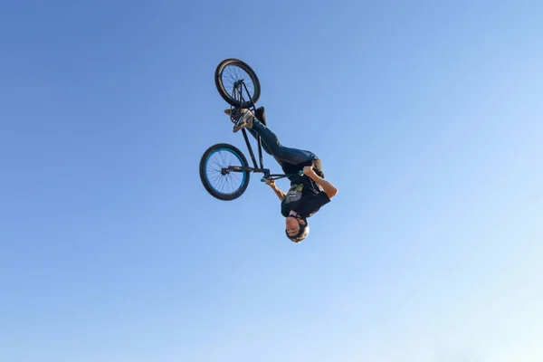 PERM, RUSSIA - August 20, 2016: Young man in blue jeans jumps on bike — Stock Photo, Image