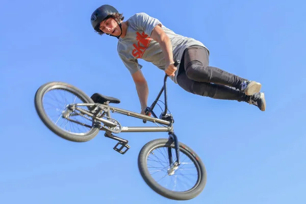 Dauerwelle, Russland - 20. August 2016: Junger Mann mit Schutzhelm auf dem Fahrrad — Stockfoto