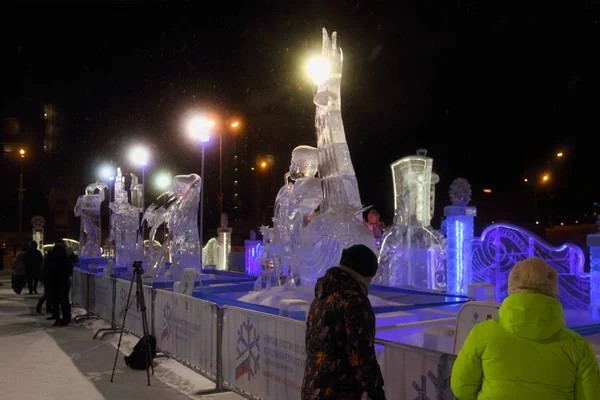 PERM, RUSSIA - FEB 1, 2017: Mostra di sculture di ghiaccio — Foto Stock