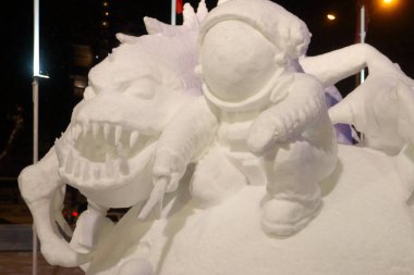 Perm, Rusya - 1 Şubat 2017: Heykel astronot ve canavar 