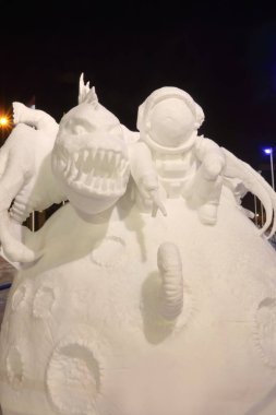 Perm, Rusya - 1 Şubat 2017: Heykel astronot akşam