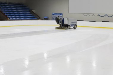 Perm, Rusya - 28 Aralık 2016: Buz döküm makinesi arena işler için