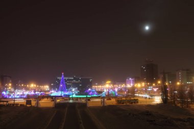 Gece kış perma city, Noel ağacı ile ışıklı buz şehir