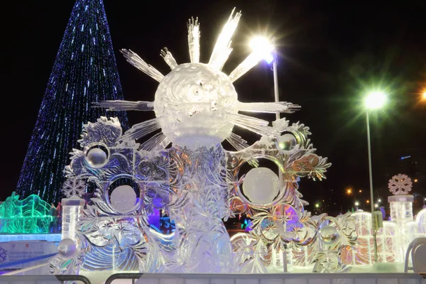 PERM, RUSIA - 1 februarie 2017: Sculptura Soarele de gheață pe timp de noapte, Orașul de gheață — Fotografie, imagine de stoc