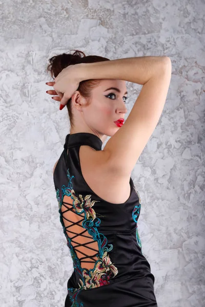 Schöne Frau mit Make-up im Kleid mit Schnürung posiert als Geisha — Stockfoto