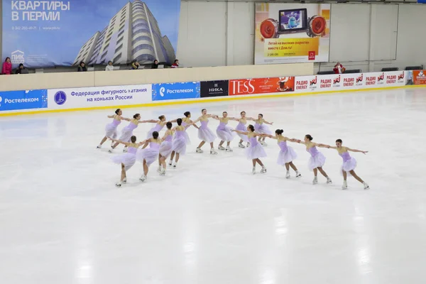 PERM, VENÄJÄ - joulukuu 28, 2016: Juniorit esiintyvät Open Cup of Perm — kuvapankkivalokuva