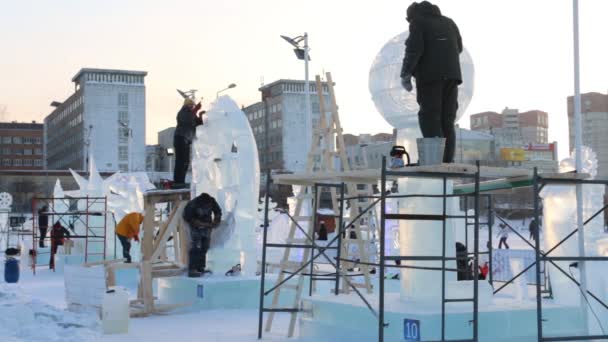 Художники робимо скульптури в місті льоду, Пермі льоду місто 2017 Ekosad - найбільший в Росії — стокове відео