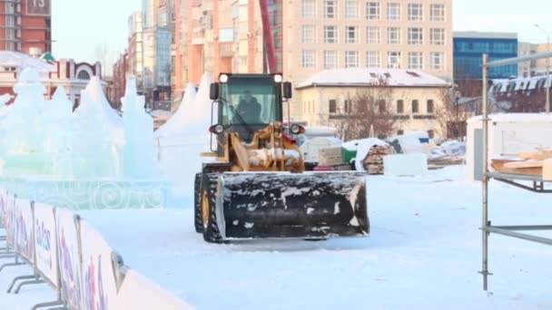 Traktorn fungerar i is stad, Perm is stad 2017 Ekosad - största i Ryssland — Stockvideo