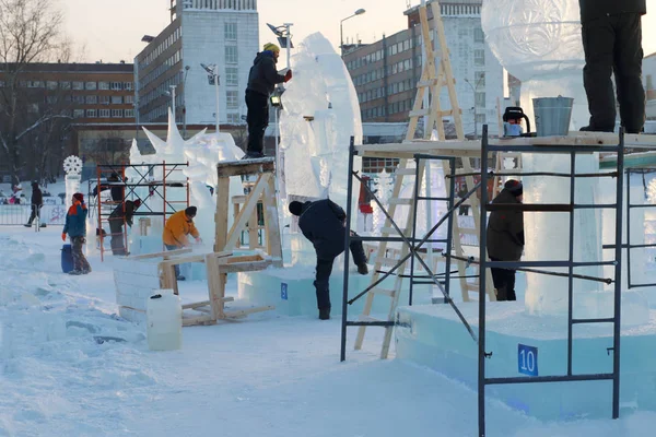 PERM, RUSSIA - JAN 18, 2017: Artists make ice sculptures — Stock Photo, Image