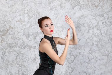 Genç ve güzel makyaj elbiseli kadınla studi içinde geyşa olarak poz veriyor