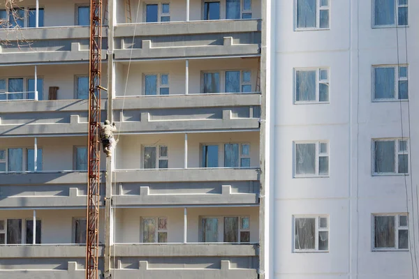 Kletterer hängt an Seilen zum Malen von Hochhausbauten — Stockfoto