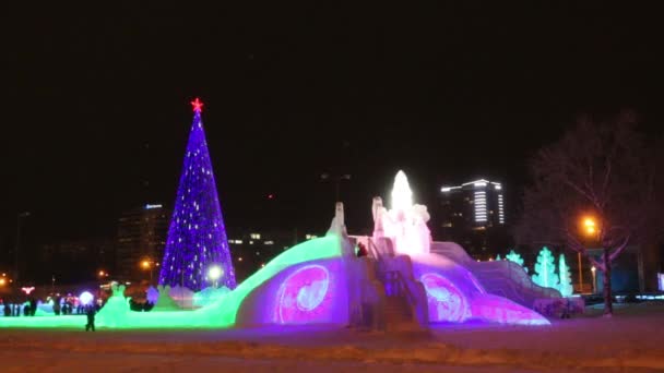Kerstboom en dia met verlichting bij avond, Ice stad van Perm in 2017 Ekosad - grootste in Rusland — Stockvideo