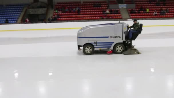 Maszyna do odlewania Ice Arena działa w regionie otwarty Puchar Perm zsynchronizowane na rolkach w Sports Palace orlę — Wideo stockowe