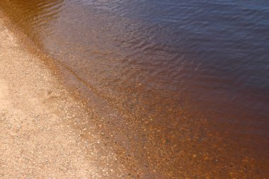 Parlak nokta ve sarı kum ile Nehri'nin su şeffaf 