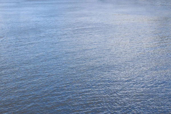 Superficie di acqua pura azzurra di fiume di giorno estivo, sfondo — Foto Stock