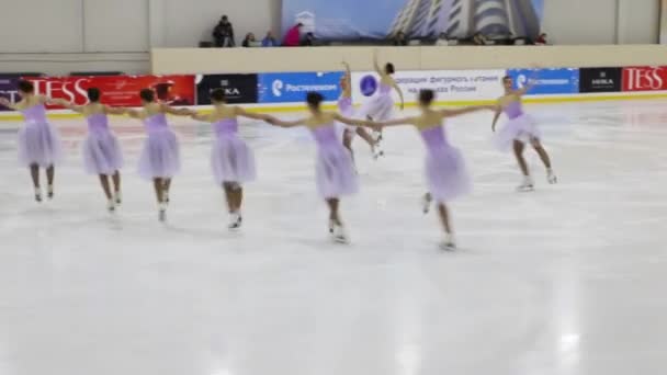 Il team si esibisce alla Open Cup of Perm region nel pattinaggio sincronizzato nel Palazzetto dello Sport Eaglet — Video Stock