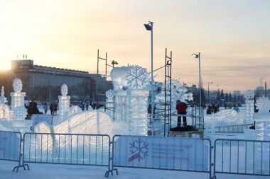 Perm, Rusya Federasyonu - 18 Ocak 2017: Sanatçılar karlı yapmak ve buz heykel