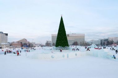 Perm, Rusya - 18 Ocak 2017: Noel ağacı ve perma buz şehir 20