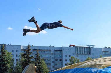 Bir mavi gömlek ve kot şort atlama içinde aşırı roller