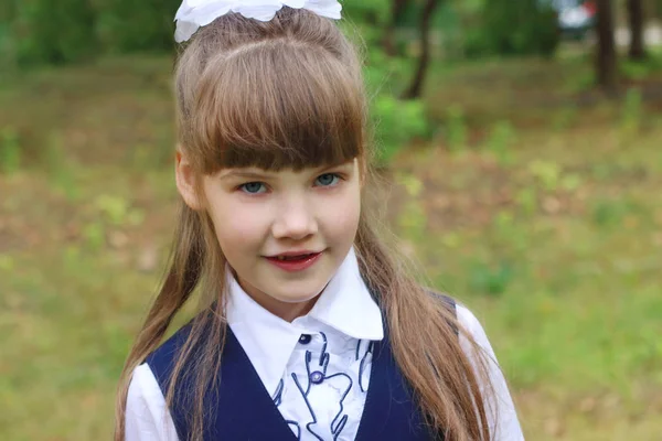 Sevimli küçük okul kız yeşil Park açık Tekdüzen teşkil etmektedir — Stok fotoğraf