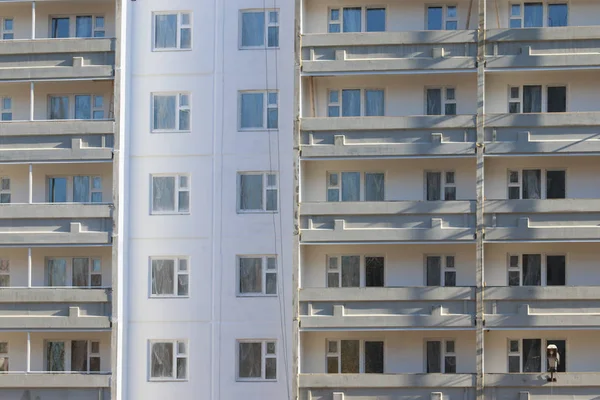 Součástí bytového domu opěrnou zdí stavby — Stock fotografie