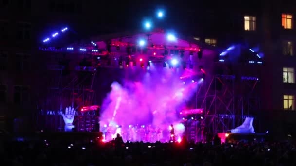 Ohňová show na venkovní scéně na koncertu na den 100 výročí Perm státní univerzity — Stock video