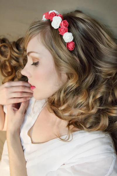 Rózsa koszorú és göndör haj ruha csinos nő álmodik — Stock Fotó
