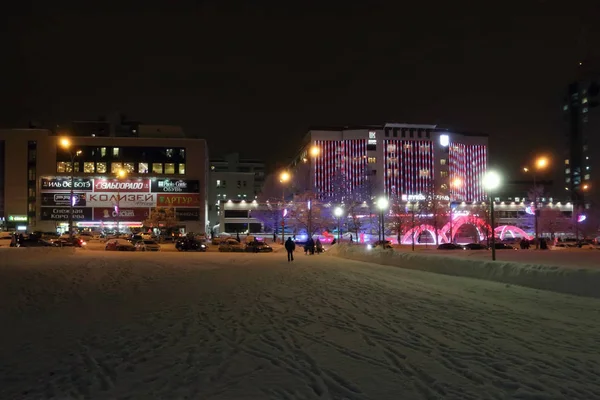 Perm, Rusya - 10 Jan 2017: Lenin Caddesi kar fırtınası sırasında