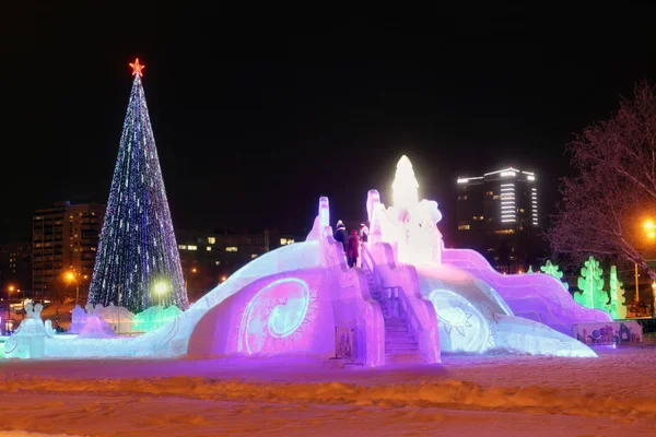 PERM, RUSSIE - JAN 10, 2017 : Arbre de Noël et toboggan — Photo