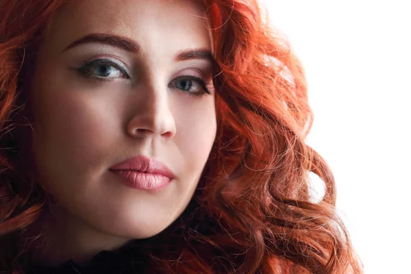 Hermosa mujer joven con pelo rojo rizado y maquillaje brillante — Foto de Stock
