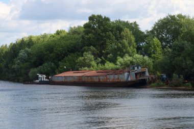 Nehir watrer, yalnız paslı kargo gemi dire straits çalılar arasında 