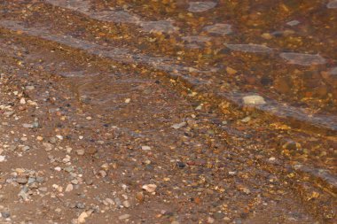 Parlak nokta ve çakıl, closeup ile Nehri'nin su şeffaf