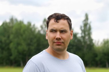 Genç adam uzakta görünüyor kadar yaz gün, yakın, açık